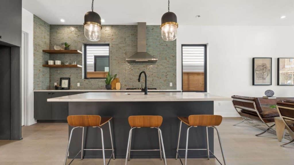 Podlahu a stěny v kuchyni můžete vyměnit za jeden den. Samolepicí dlaždice jsou skvělou volbou pro víkendovou renovaci.