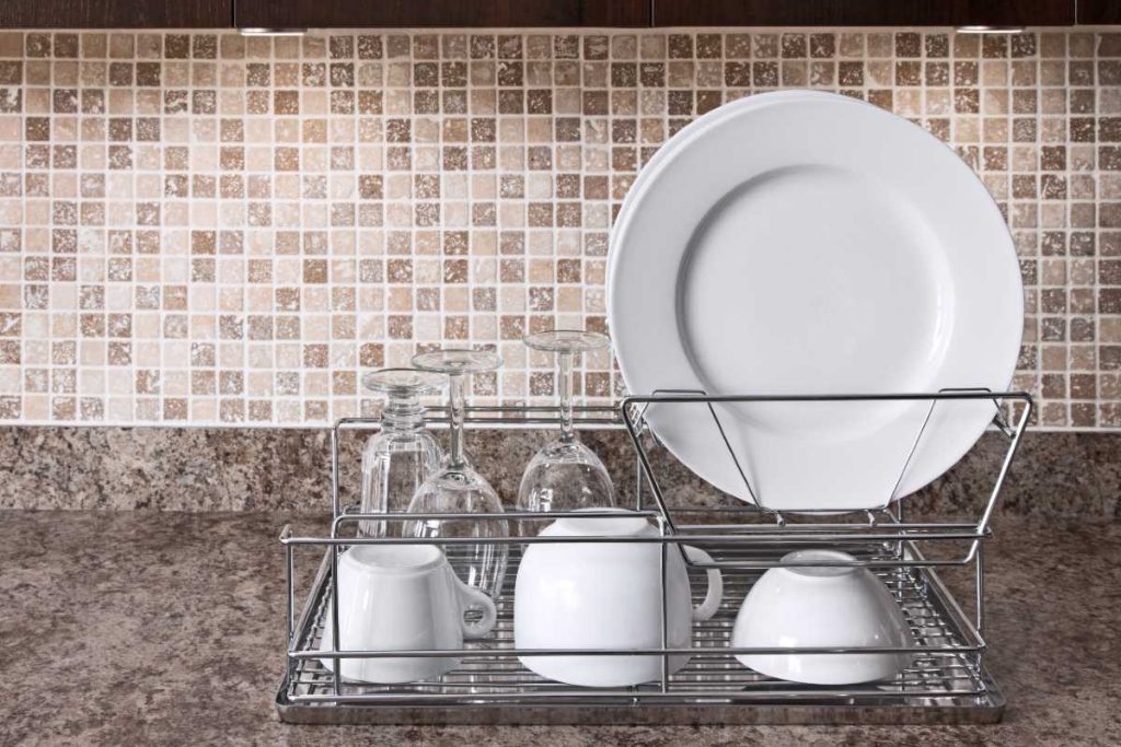Sušáky na nádobí postupně mizí do minulosti. Toto je nový hit, který šetří místo.