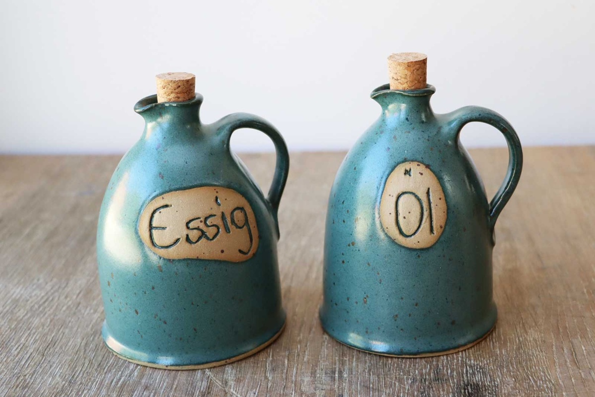 Závěsné lahve s octem a vatou na balkoně: proč se to doporučuje a k čemu se to používá?