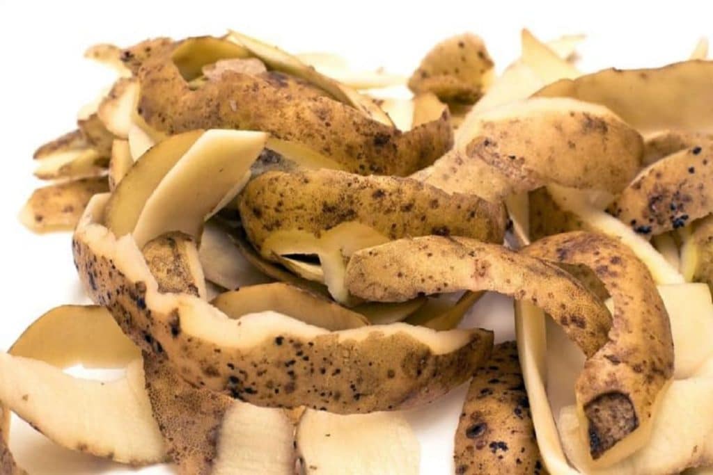 Smíchání bramborových slupek s jedlou sodou: proč se to doporučuje a k čemu je to dobré.