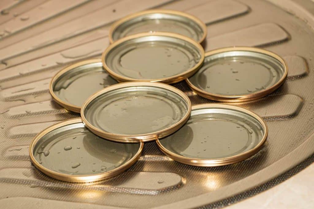 Věšení víček od sklenic s marmeládou na balkóně: proč se to doporučuje a k čemu to slouží.