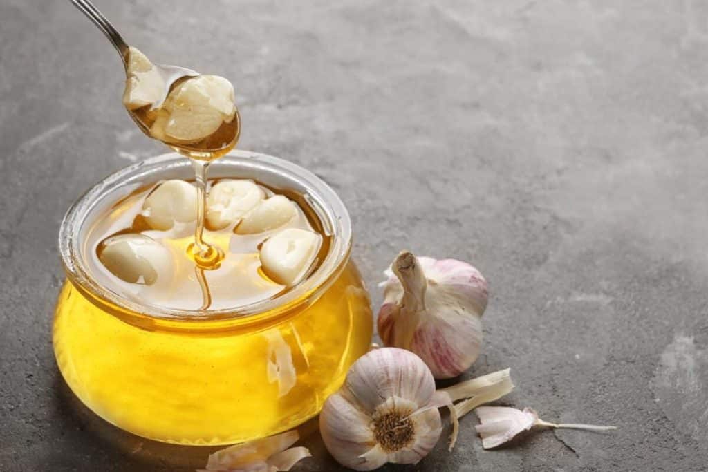Smíchání medu s česnekem: proč se to doporučuje a jaké jsou zdravotní výhody.