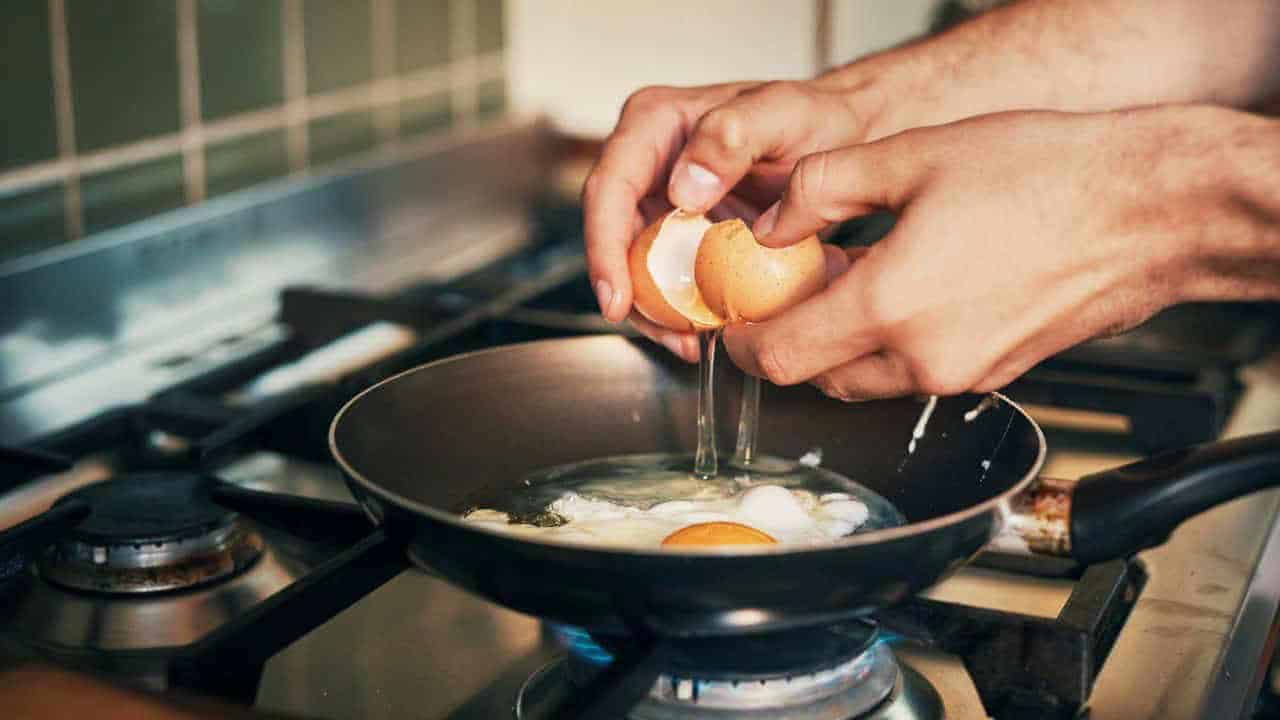 Proč se doporučuje přidávat ocet do pánve při smažení vajec?