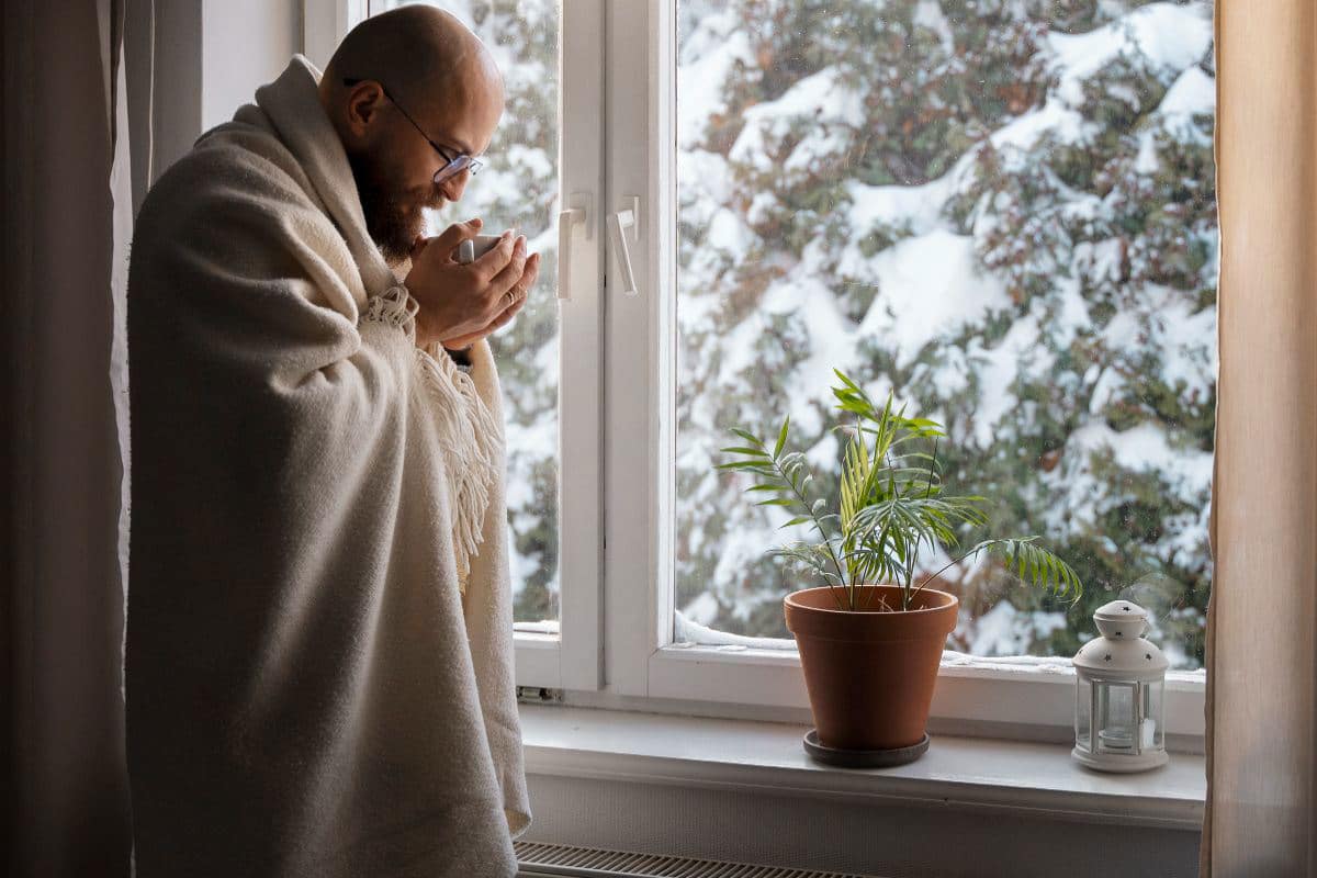 Nechte ho přes noc na parapetu. Zabráníte tak pronikání vzduchu oknem.