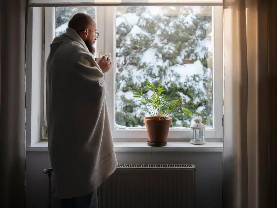 Nechte ho přes noc na parapetu. Zabráníte tak pronikání vzduchu oknem.