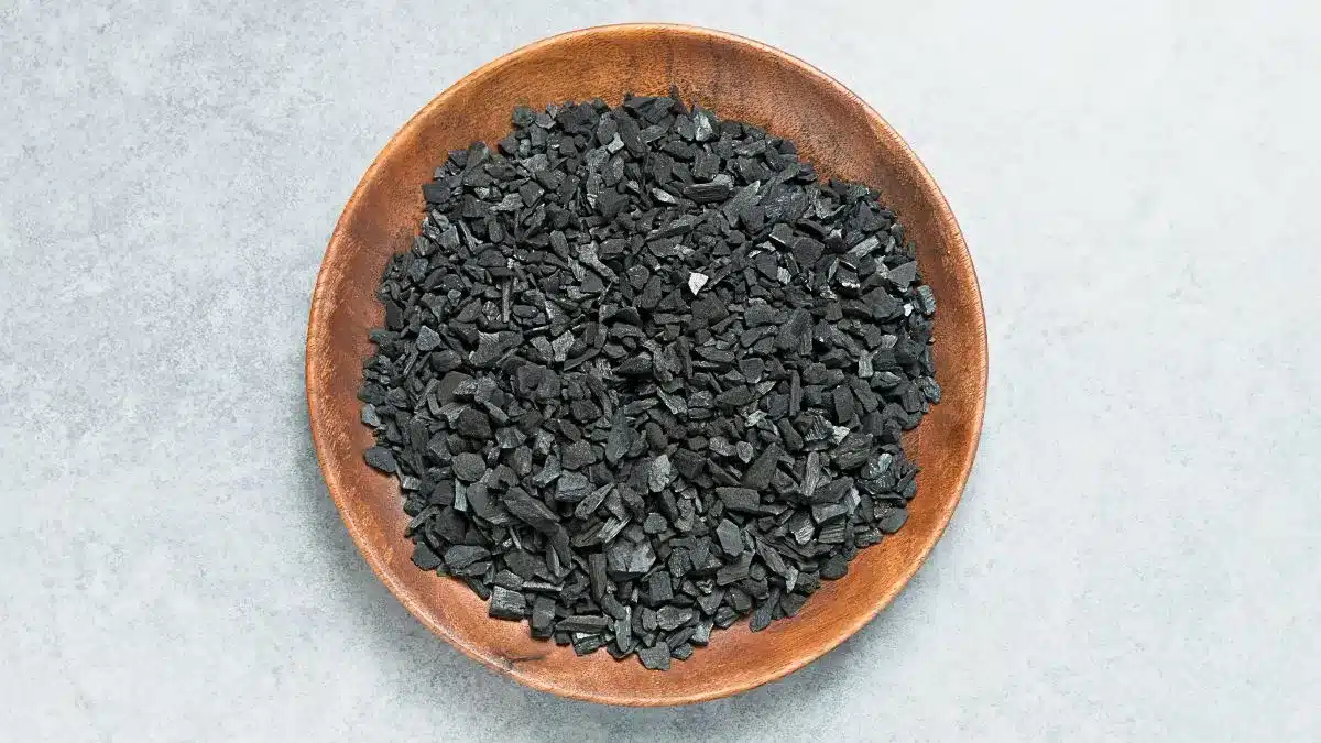 Smíchání dřevěného uhlí s jedlou sodou: proč se to doporučuje a k čemu je to dobré.