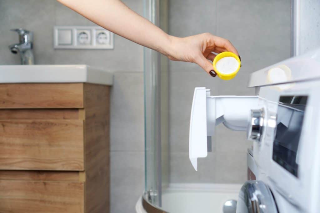 Jednou za měsíc nalijte tento přípravek do pračky. Ohřívač tak bude pracovat tišeji.