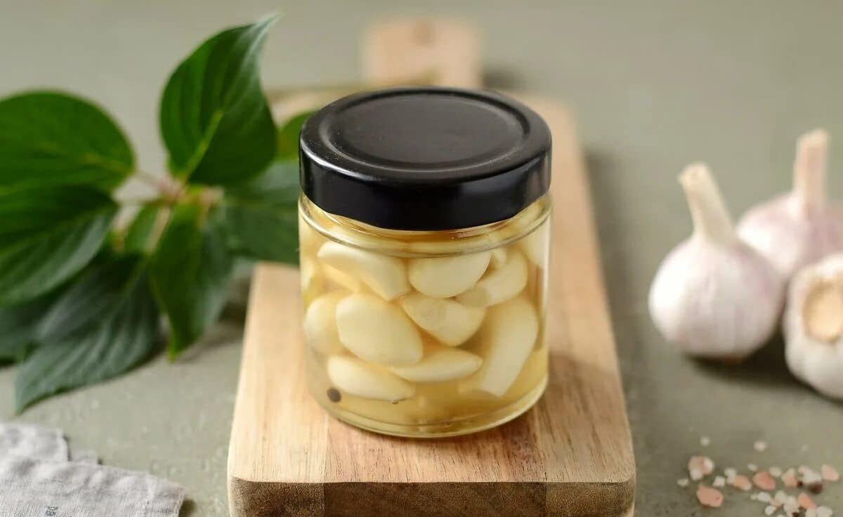 Smíchání medu s česnekem: proč se to doporučuje a jaké jsou zdravotní výhody.