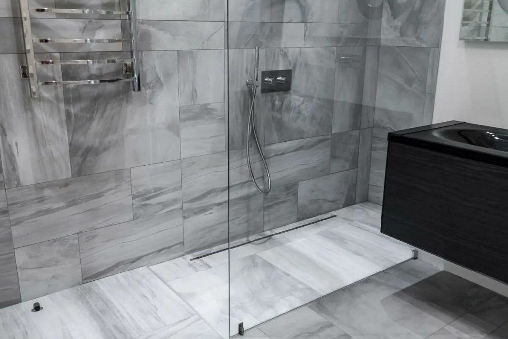 Češi již nechtějí sprchové vaničky a sprchové kouty. Podle architektů je to nyní nejmodernější varianta pro koupelny.