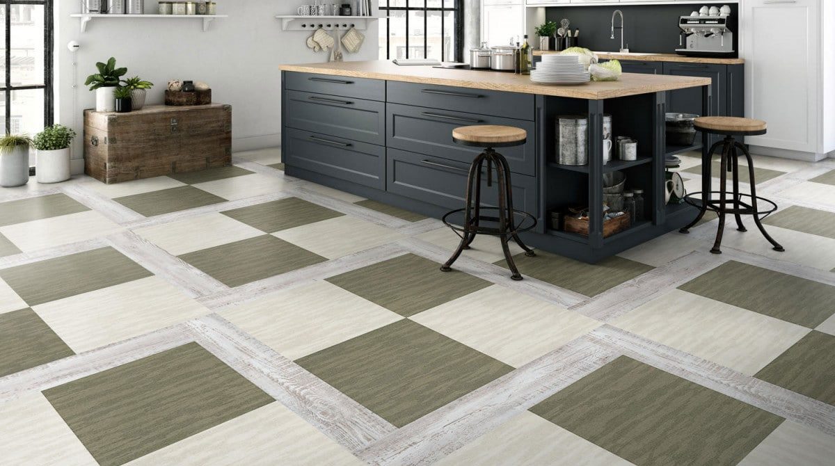 Podlahu a stěny v kuchyni můžete vyměnit za jeden den. Samolepicí dlaždice jsou skvělou volbou pro víkendovou renovaci.